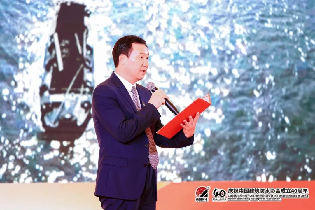 Qian Lindi, presidente de Canlon, pronunci&oacute; un discurso en el escenario