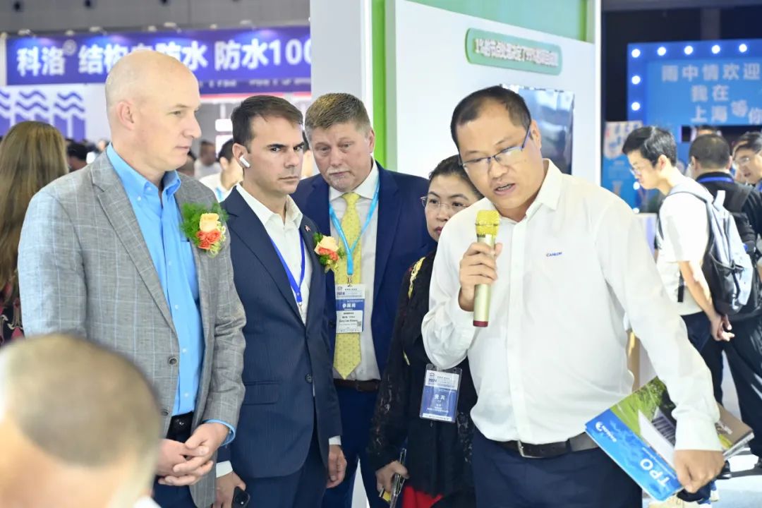 Delegaciones extranjeras visitaron el stand de CANLON