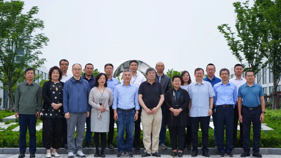 Poliolefinas termopl&aacute;sticas para techos de construcci&oacute;n Especificaci&oacute;n t&eacute;cnica para aplicaci&oacute;n de l&aacute;minas de metal