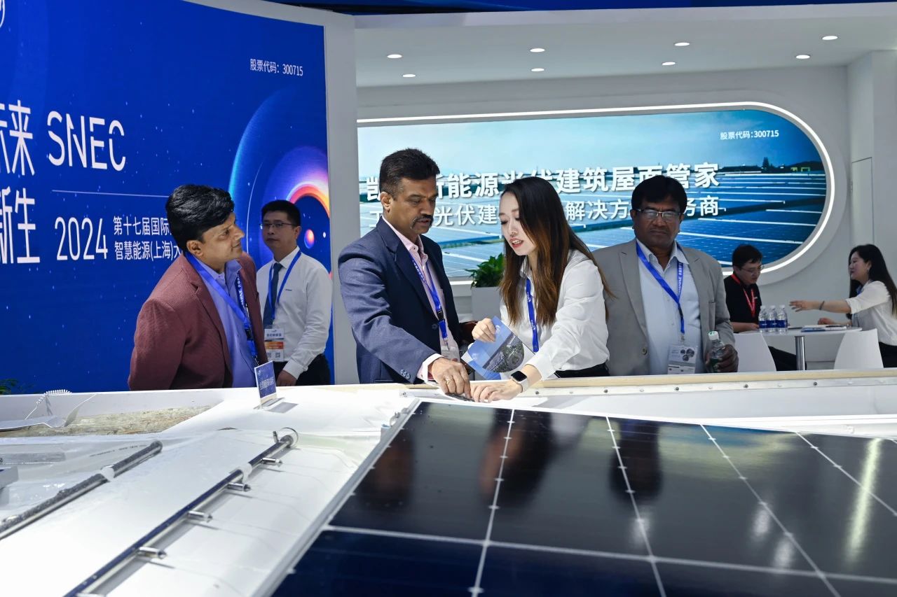 Los clientes visitaron el stand de Canlon en SNEC 2024