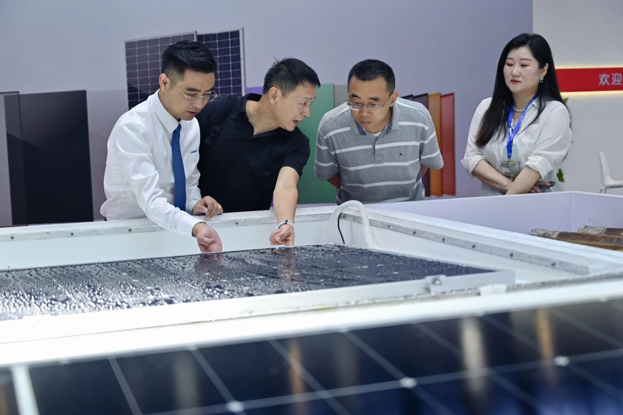 Clientes extranjeros visitaron el stand de Canlon en SNEC 