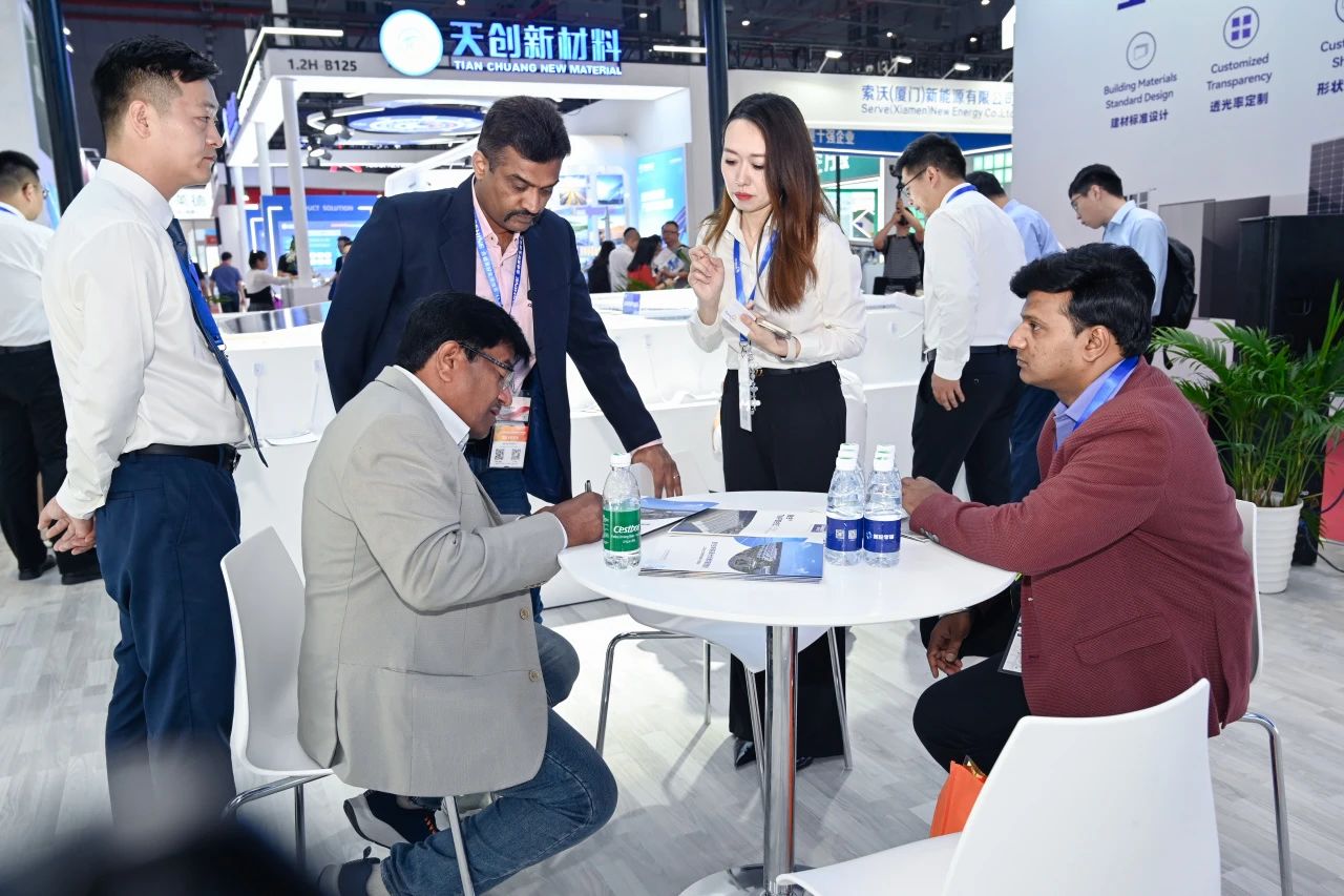 Clientes extranjeros visitaron el stand de Canlon en SNEC 2024