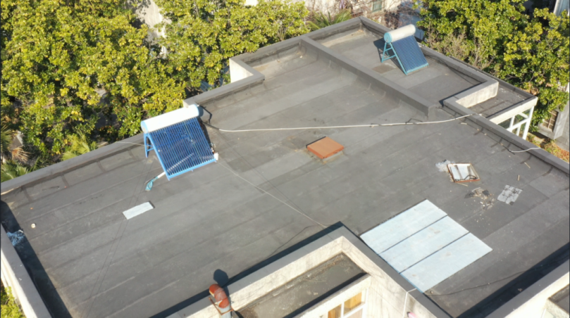 Canlón Técnico | ¿Qué soluciones se recomiendan para el envejecimiento y el deterioro de tejados antiguos en edificios residenciales urbanos?