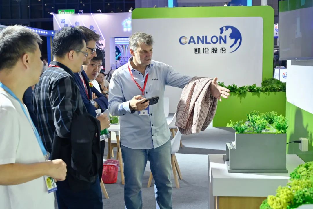 Delegaciones extranjeras visitaron el stand de CANLON