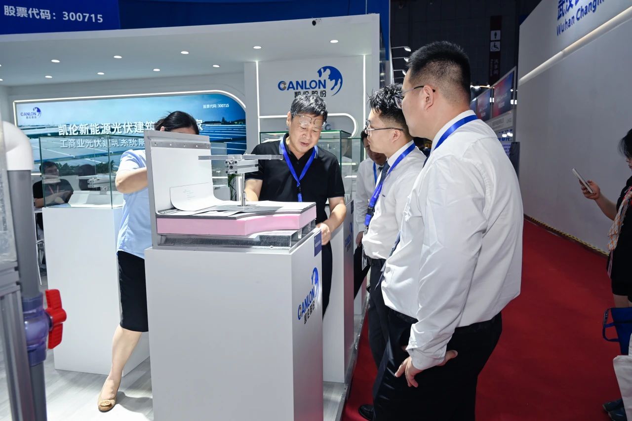 Clientes extranjeros visitaron el stand de Canlon en SNEC en Shanghai 2