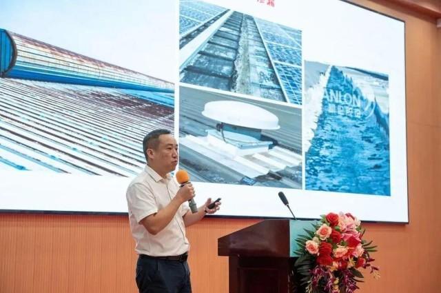 Li Hai, subsecretario general de la Asociaci&oacute;n de la Industria Impermeable de Shenzhen, comparti&oacute; el informe principal