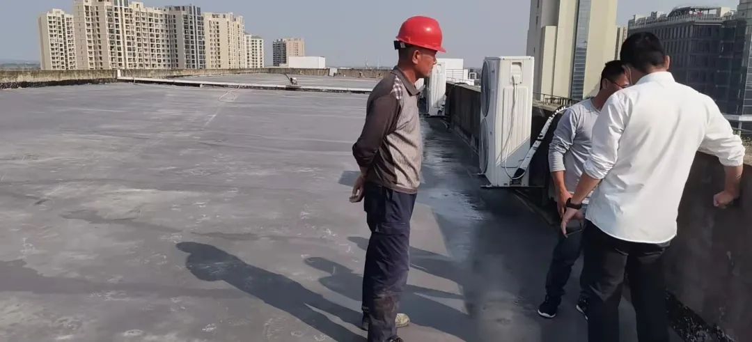 Los t&eacute;cnicos est&aacute;n inspeccionando el sitio del techo.