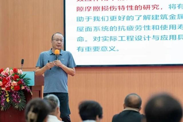 Xin Zhiyong, vicepresidente de la Divisi&oacute;n de Sistemas de Cerramientos de la Asociaci&oacute;n de Estructuras de Acero de China, pronunci&oacute; un discurso