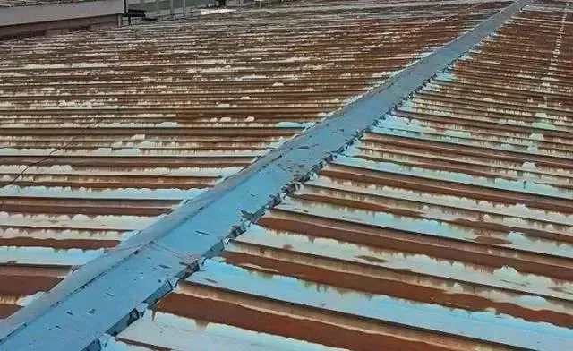 Techo de f&aacute;brica industrial da&ntilde;ado