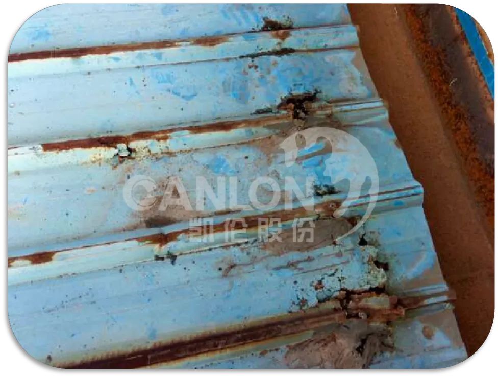 goteras en el techo de metal