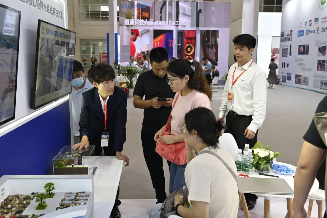 Canlon apareci&oacute; en la 20&ordf; Exposici&oacute;n de Vivienda de China